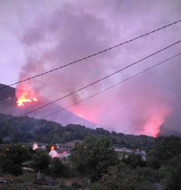 Vecinos de Degaña luchan contra el fuego para que no alcance sus casas