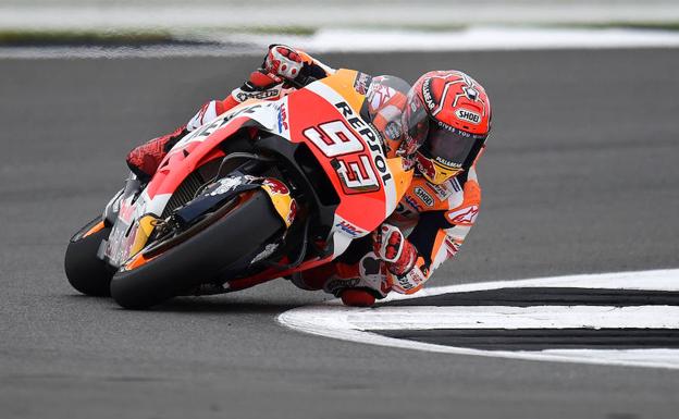 Márquez destroza el récord de Silverstone