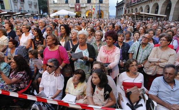 La plaza Mayor se torna multitudinario chigre