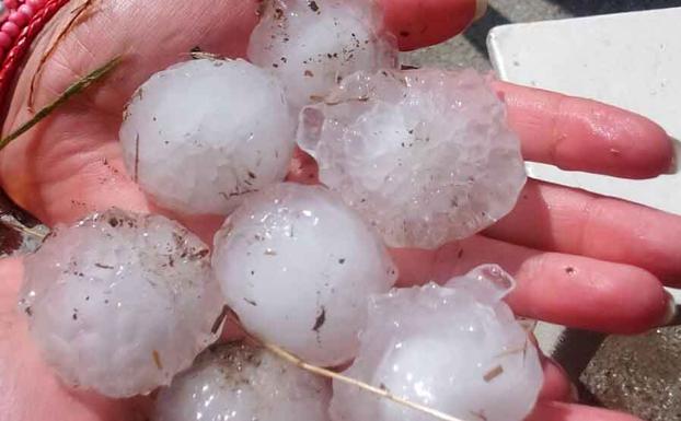 Los viticultores hacen recuento de daños bajo la amenaza de más granizo