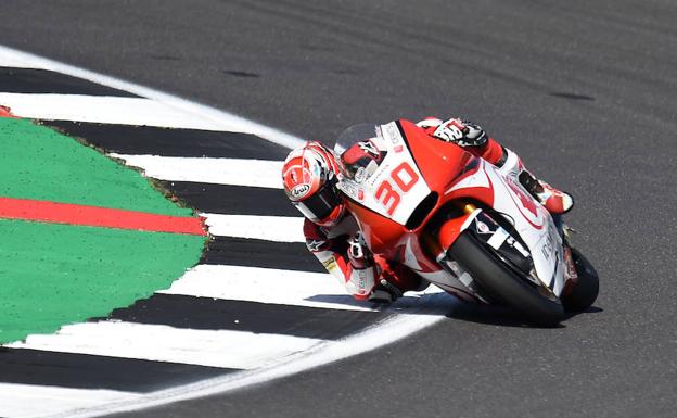 Márquez cae mientras lidera y Nakagami gana