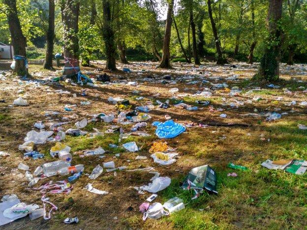 El campo de San Timoteo continúa lleno de basura una semana después de la fiesta