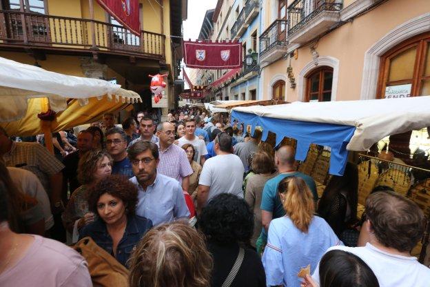Último lleno del Mercado Medieval y misa con ofrenda en la iglesia de San Nicolás de Bari