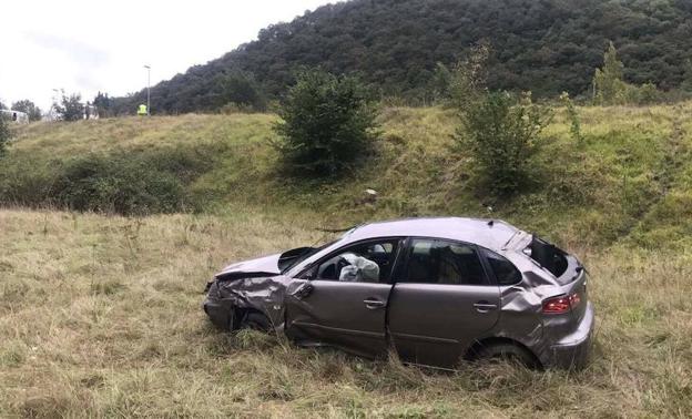 Una herida grave tras salirse del corredor en Blimea y volcar