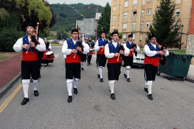 El sonido de la gaita llena Riaño con el Alcuentro de Bandes