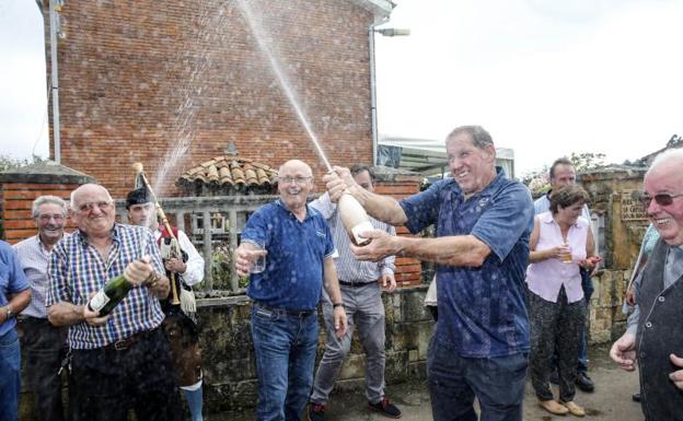 La sidra riega la celebración en Poreñu