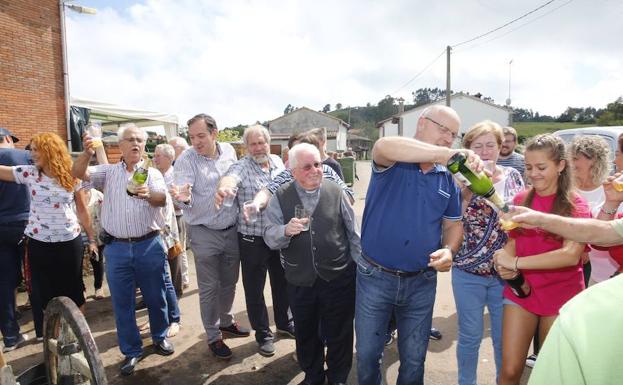 «Los vecinos de Poreñu siempre fueron ejemplares, pero ahora lo son de manera oficial», resalta el alcalde de Villaviciosa
