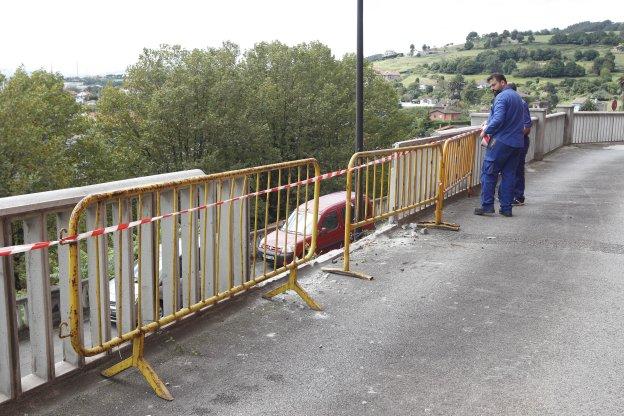 Un conductor ebrio derriba parte de la barandilla del Hospital de Jove