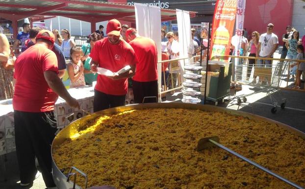 Paella gratis en Gijón para recibir a la Vuelta