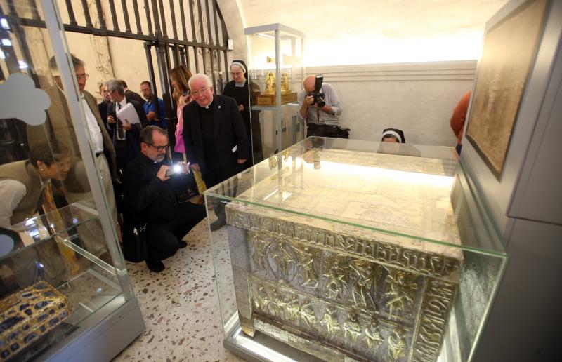 El Arca Santa recupera su brillo en la catedral de Oviedo