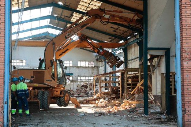 Los derribos de las naves de El Arbeyal se prolongarán hasta el mes de octubre