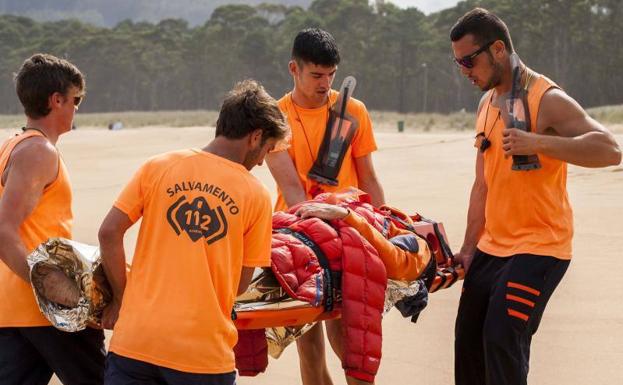 Rescatan a dos personas tras quedar su lancha encallada en Villaviciosa