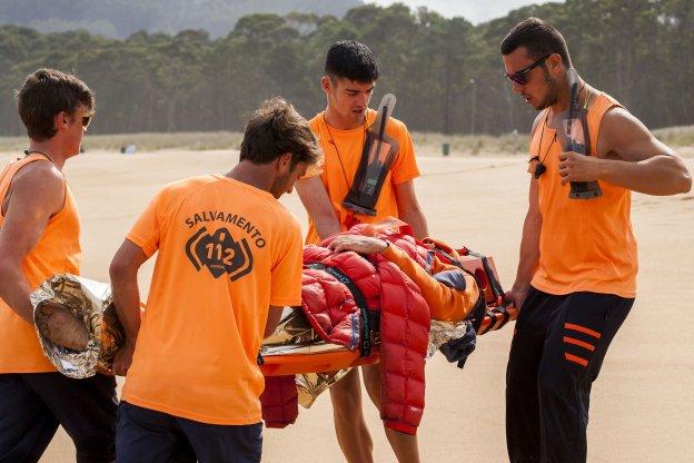 Varios surfistas rescatan a una pareja tras volcar su velero en Las Escobas