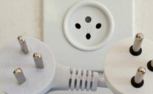 ¿Por qué no existe un enchufe universal?