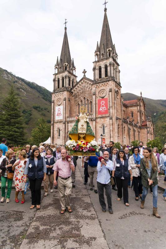 Covadonga se llena para celebrar el Día de Asturias