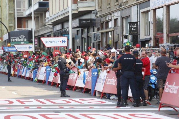 Gijón vibra con la llegada de la Vuelta en El Muro