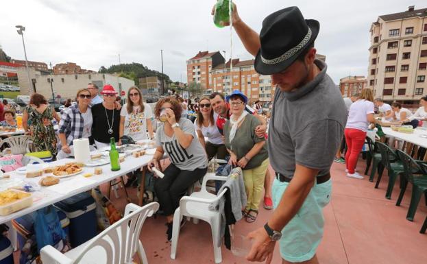 Corvera disfruta de la comida en la calle