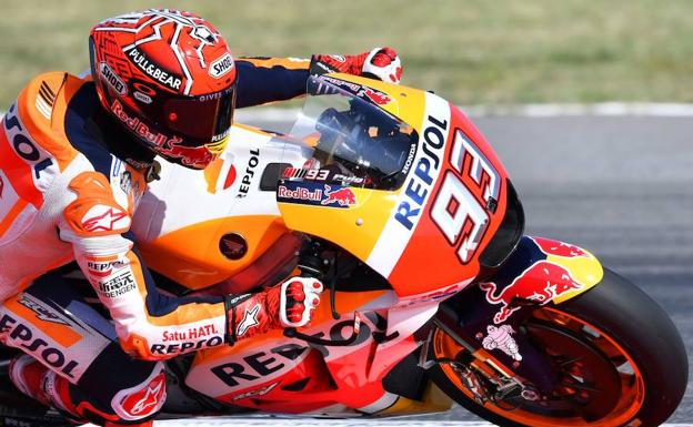 Márquez brilla y empata en el liderato con Dovizioso