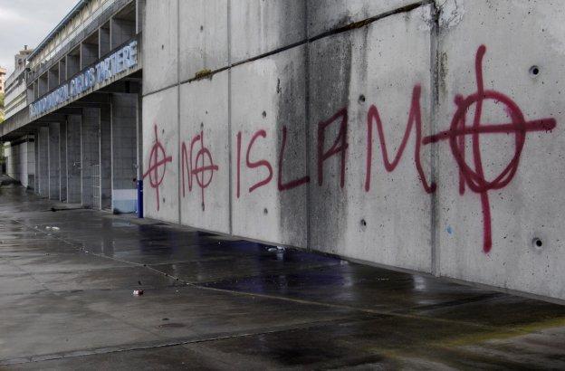 Pintadas racistas en el Tartiere