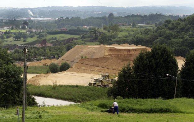 El alcalde apuesta por el tren para sacar el mineral de la cantera de Arcelor-Mittal