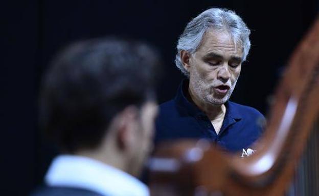 Andrea Bocelli, hospitalizado de urgencia tras caerse de un caballo