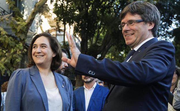 Colau y Puigdemont llegan a un pacto para el referéndum