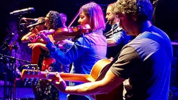 Corquiéu pone el broche a su vigésimo aniversario con el primer concierto mateín