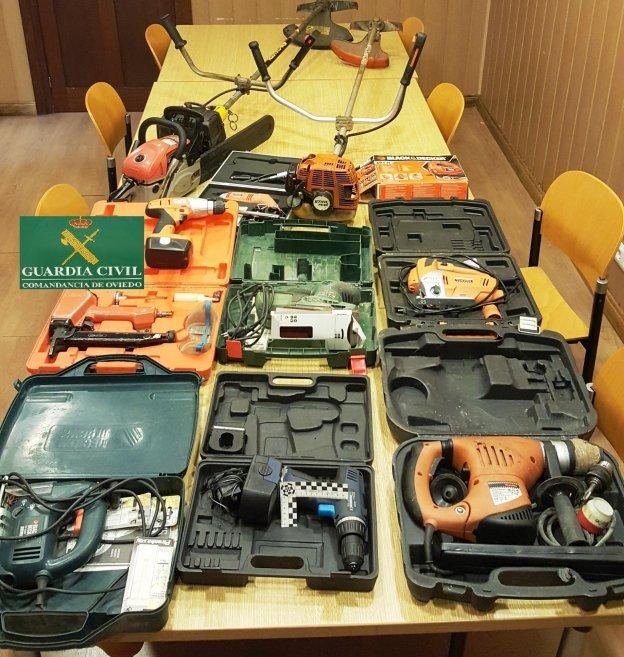 Un guardia civil fuera de servicio en Ujo propicia la detención de tres ladrones