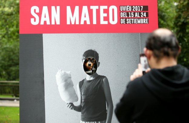 Sonrisas sobre fondo gris