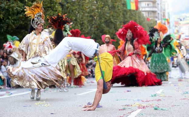 Sol, palmas y chirigotas en el gran desfile del Día de América en Asturias