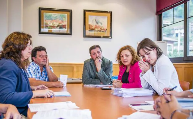 Dimiten dos de los tres ediles del PSOE en el gobierno de Ponga