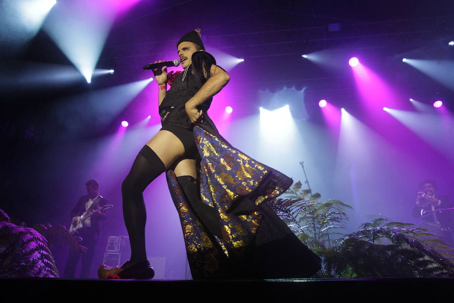 Rodrigo Cuevas desafía a la lluvia en su concierto en San Mateo