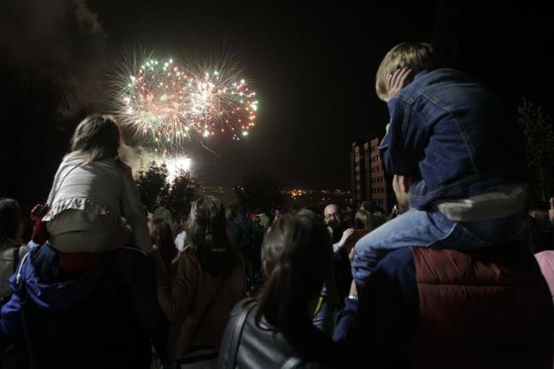 Los Fuegos encienden la noche de San Mateo en Oviedo