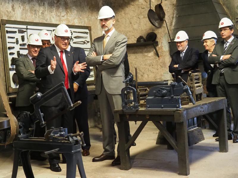 El rey Felipe VI visita la central de La Malva y Pola de Somiedo