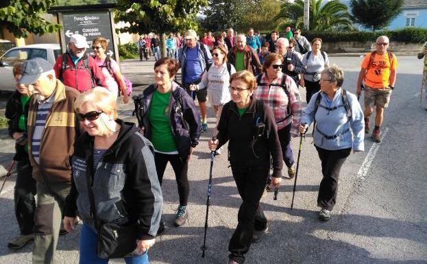 320 montañeros veteranos conmemoran el Día del senderismo