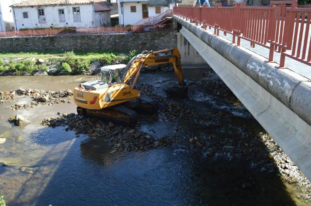 La Confederación prepara los ríos Narcea y Naviego para mejorar y limpiar sus cauces