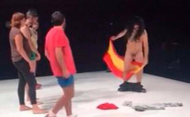 El PP denuncia una obra de teatro donde un actor se frota los genitales con la bandera española