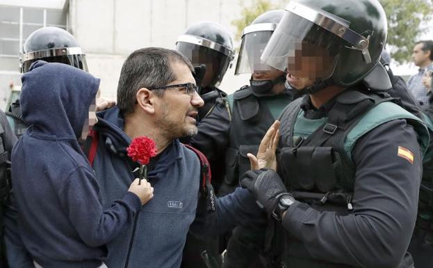 La Guardia Civil protege a un niño atrapado entre los manifestantes