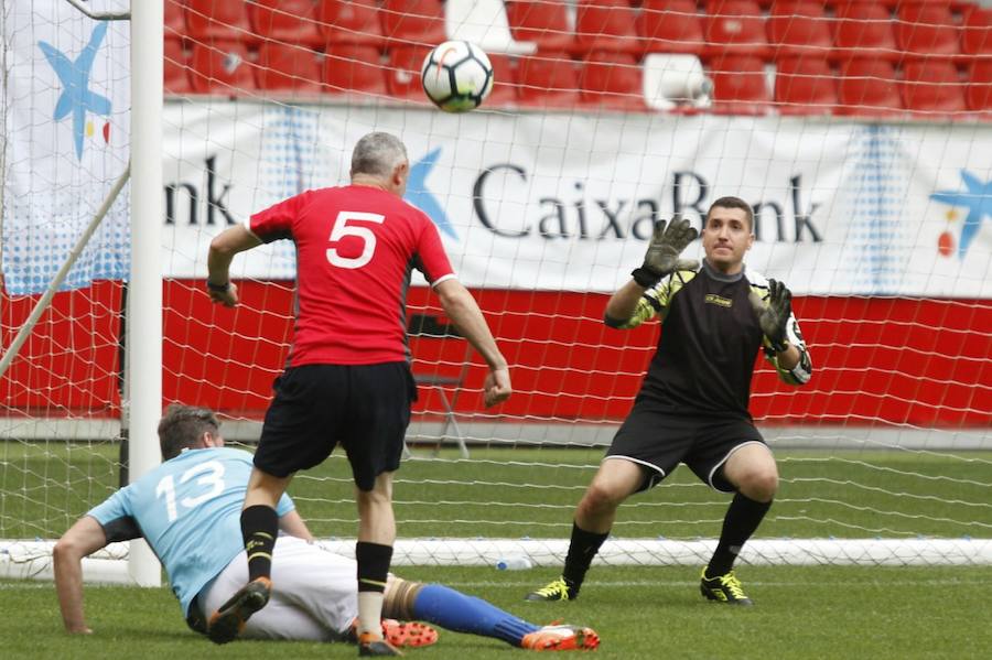 Trabajadores de Caixabank disputan en El Molinón su particular Sporting - Real Oviedo