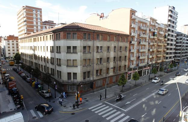 Los Campos tirará los pisos de los militares de Ezcurdia para construir 75 viviendas de lujo