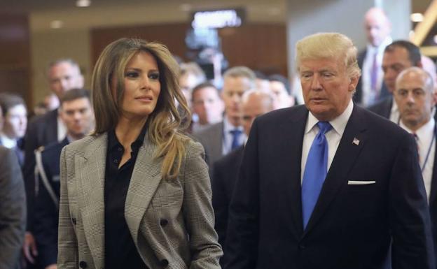 El pequeño empujón de Trump a Melania en público