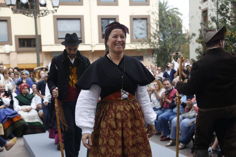 Desfile de trajes tradicionales en Grado
