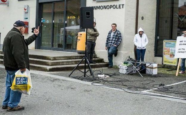 La 'peineta' de un 'niño de la guerra' a jóvenes islamófobos conquista las redes