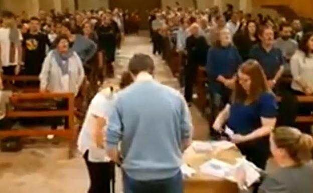 Recuento de papeletas en el altar de una iglesia en Tarragona