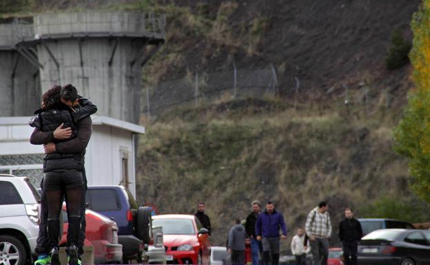 Las acusaciones piden hasta siete años de cárcel para los 16 imputados por el accidente en el pozo Emilio