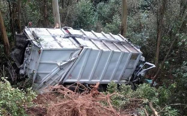 Dos heridos graves al salirse de la vía un camión de basura en Vegadeo