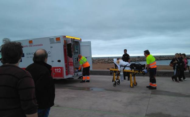 Rescatan a un hombre que quedó atrapado en el espigón de Poniente en Gijón