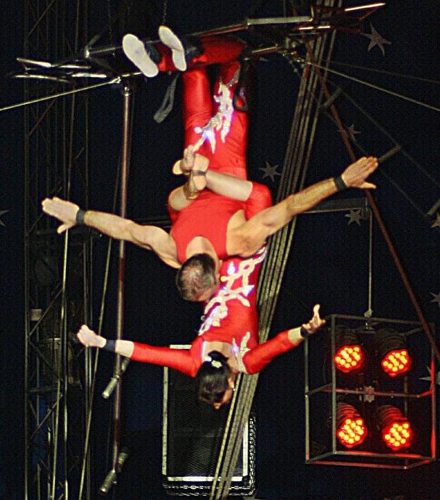 El circo Coliseo inagura su espectáculo en el que participa medio centenar de artistas