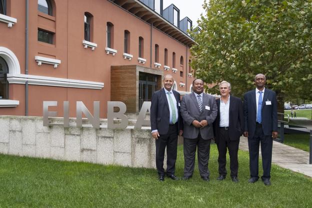 Una delegación de Sudán conoce el HUCA y la investigación asturiana