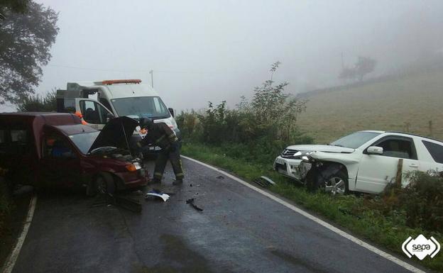 Tres heridos en la colisión frontal de dos vehículos en Nava